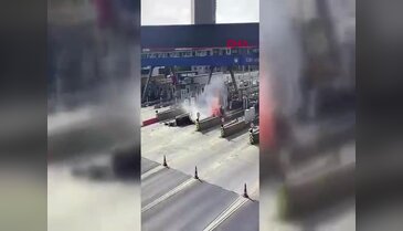 Otobanda korkunç kaza! Gişelere çarpan araç alev aldı...