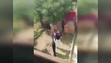 Annesini ve kız kardeşini darbetti; o anlar kamerada