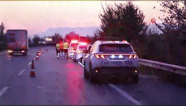 Emniyet şeridinde bekleyen işçi servisine kamyon çarptı: 1 ölü