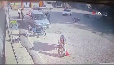 Motosiklet savrulup yaşlı çiftin üzerine uçtu