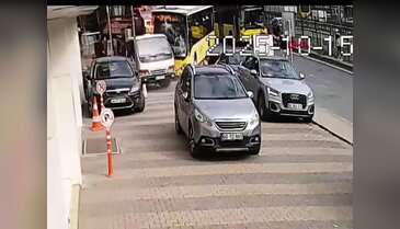 Motosiklete sinirlenip otobüsü durağa sürmüştü! Tutuklandı...