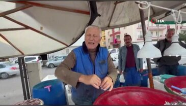 Ankaralı balıkçı, sattığı hamsileri çiğ çiğ yedi