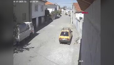Kaçan boğa, boynuz darbeleriyle park halindeki otomobile zarar verdi