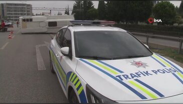 Havalimanı personel servisi devrildi: 5 yaralı