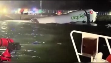 Uçak pistten çıktı, denize sürüklendi!