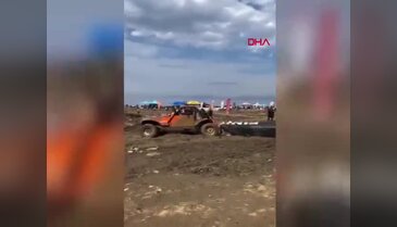 Off-road aracının takla atıp bitiş balonunu devirdiği anlar kamerada