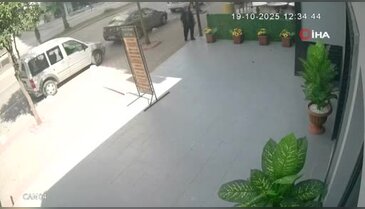 Etrafını kontrol edip çiçek çaldı!