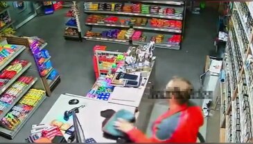 Benzin istasyonunda uyuyakalan çalışanın görüntüsü viral oldu!