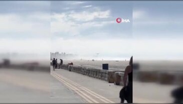 Motoru duran pervaneli uçak, ABD'de sahile acil iniş yaptı