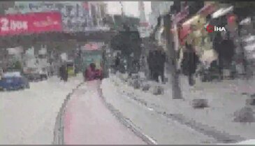 Bursa'da tramvayın arkasında tehlikeli anlar!