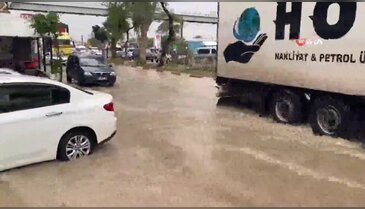 Sağanak sonrası yollar göle döndü, araçlar mahsur kaldı
