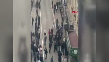 Restoran çıkan kavga sokağa taştı! Tekmeler, yumruklar havalarda uçtu...