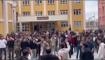 Üniversitede gerginlik: İstiklal Marşı krizi! Karşıt görüşlü öğrenciler kafa kafaya geldi