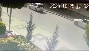 Otomobil park halindeki araçlara çarptı
