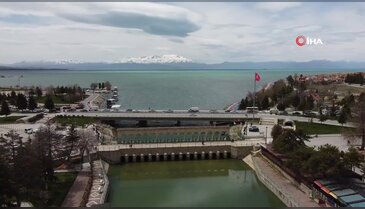 Göl kurudu! Kayıklarla gezdikleri yerde yürüyüş yapıyorlar...