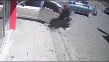 Otomobilin el freni çekilemedi: Eczaneye girdi!