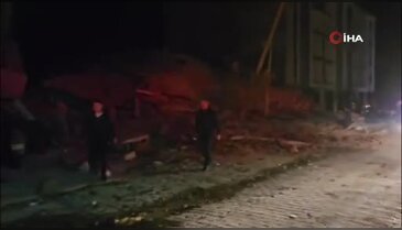 Balıkesir'de depremde bir bina yıkıldı!