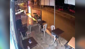 3- Bursa'da hissedilen deprem güvenlik kamerasına yansıdı!