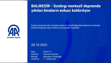 Depremde yıkılan binaların enkazı kaldırılıyor