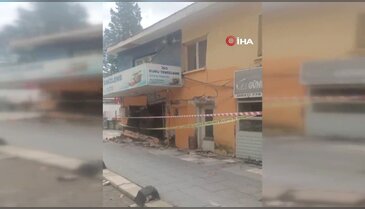 Depremde hasar gören bina kendiliğinden yıkıldı
