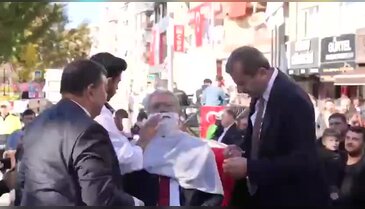 Bursa'da böyle kutlama görülmedi! Başkan kaymakamı tıraş etti