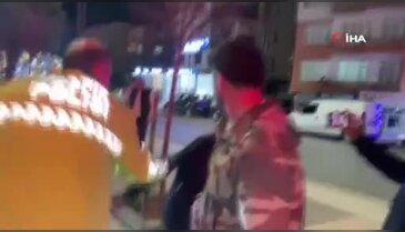 Alkollü sürücü kimlik isteyen polislere tekme atıp saldırdı!
