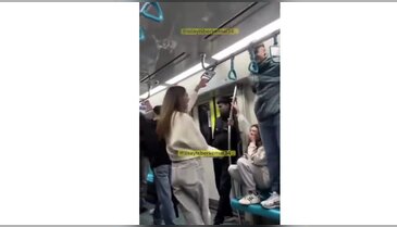 Toplu taşımada 2 grup arasında kavga! Genç kızlar olanları gülerek izledi