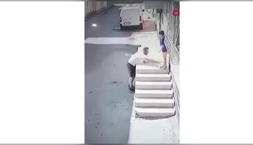 Çocuğa şiddet kamerada! Görüntüleri izleyen aile emniyete koştu