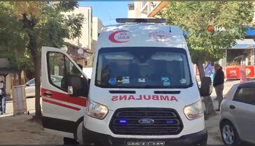 Kamyonet aydınlatma direğini devirdi: 2 yaralı