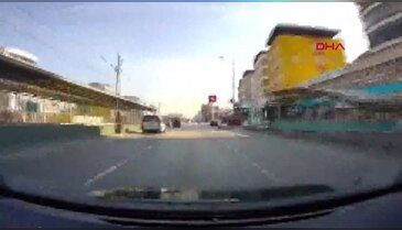 El freni çekilmeyen minibüs, hareket edip, yola indi; o anlar kamerada