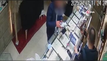 Üç farklı kuyumcuyu dolandırdılar! Dolandırıcı anne-oğul kamerada...