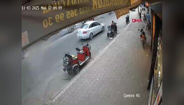 Kontrolden çıkan araç markete daldı! Ezilmekten son anda kurtuldu...