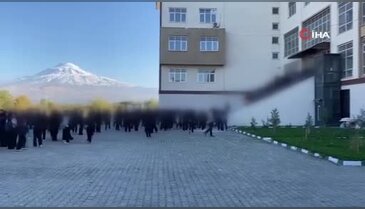 Bir grup elinde sopalarla okul bastı! Ortalık savaş alanına döndü: Yaralı var
