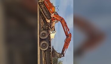 Bursa'da kepçe operatörünün ustalığı gündem oldu!
