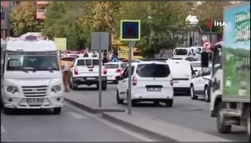 Gören dönüp bir daha baktı! Yola çıkıp, trafiği aksattılar...