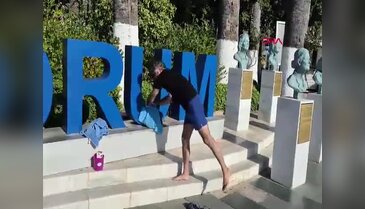 Susuzluğu protesto etmek amacıyla meydanda duş aldı!