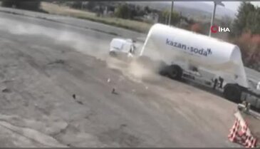 Kontrolden çıkan araç tır çekicisine çarptı! Ölü ve yaralılar var...