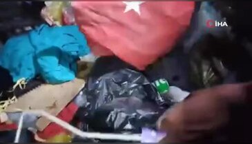 Bursa'da çöp konteyneri karıştırırken bulduğu Türk bayrağını bakın ne yaptı...