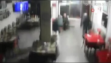 Depreme kahvehanede yakalanan vatandaşların panik hali kamerada