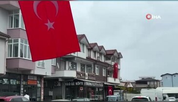 Sakaryalı şehidin mahallesi Türk bayraklarıyla donatıldı