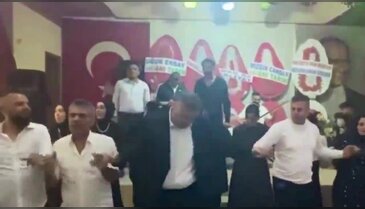 Türkiye 20 şehidine ağlarken belediye başkanı halaya durdu