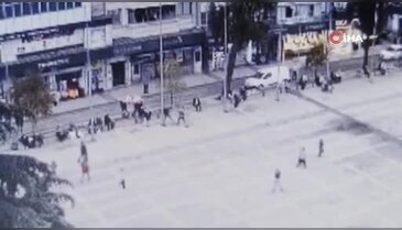 Bankta oturuyordu! Bir anda uçan tekmeyle karşılaştı