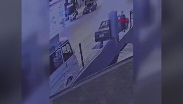 Kaldırımda yürüyen kadını darbedip, kesici aletle yaraldı