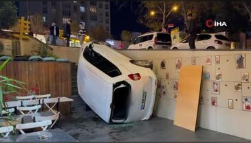 El freni çekilmeyen araç kafenin bahçesine devrildi