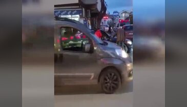 Eşiyle ilişkisi olduğunu iddia ettiği kişiyi defalarca bıçakladı! Korkunç anlar kamerada...