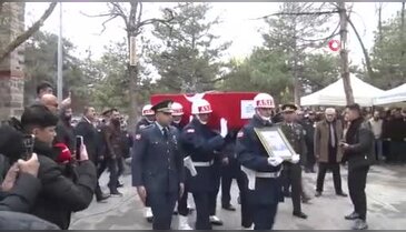 Şehit eşini askeri montuyla son yolculuğuna uğurladı