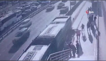 Metrobüs durağında feci kaza! Engelli yolcu dengesini kaybedince...