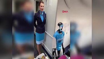 Rus havayolu şirketinden dünyada ilk kez robot kabin memuru testi