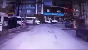 Yolun karşısına geçerken yere düştü! Üzerinden servis aracı geçti...