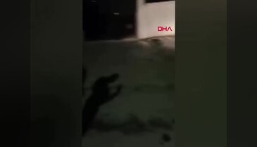 Bursa'da motosiklet kazası! Savurulup park halindeki araçlara çarptı...